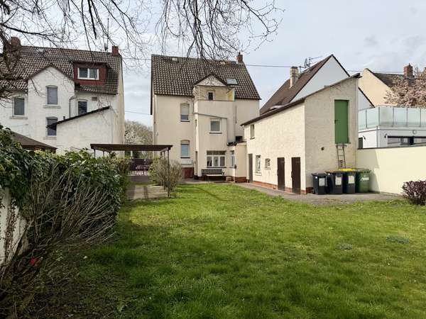 Historisches Mehrfamilienhaus mit drei Einheiten, großem Garten und Entwicklungspotenzial — Bild 2 von 25