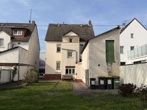 Historisches Mehrfamilienhaus mit drei Einheiten, großem Garten und Entwicklungspotenzial — Bild 17 von 25