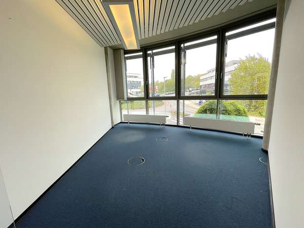 Lichtdurchflutetes Büro mit Blick auf den Telco Kreisel in Idstein! — Bild 13 von 14