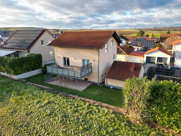 Familienfreundliches Einfamilienhaus auf 2 Ebenen mit großer Terrasse, Garten und Garage — Bild 2 von 18