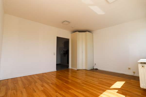 Bezugsfreie 1 Zimmer Wohnung mit traumhafter Dachterrasse — Bild 7 von 16
