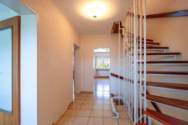 Raumwunder mit ausgebautem Dachgeschoss – Reihenmittelhaus mit Gestaltungspotential — Bild 17 von 32