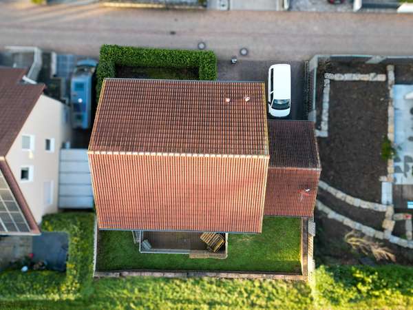 Familienfreundliches Einfamilienhaus auf 2 Ebenen mit großer Terrasse, Garten und Garage — Bild 3 von 18