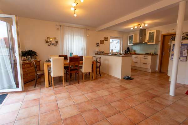 Familienfreundliches Einfamilienhaus auf 2 Ebenen mit großer Terrasse, Garten und Garage — Bild 8 von 18