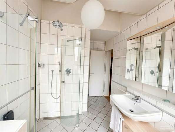 Wo die Dachterrasse zum zweitenWohnzimmer wird – Penthouse-Maisonette über zwei Ebenen — Bild 9 von 24