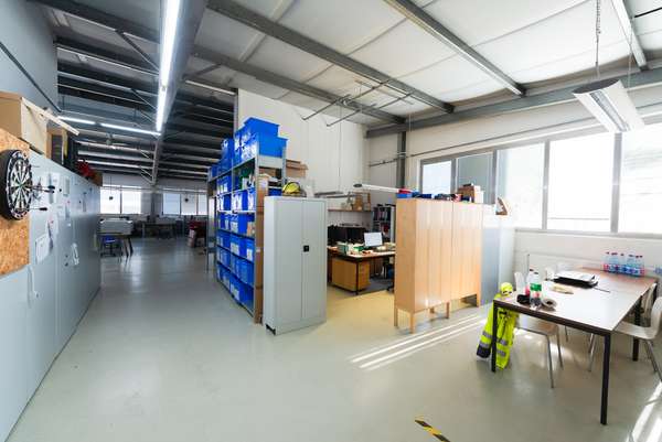 Attraktive Gewerbehalle mit Büroräumen und Stellplätzen — Bild 19 von 33