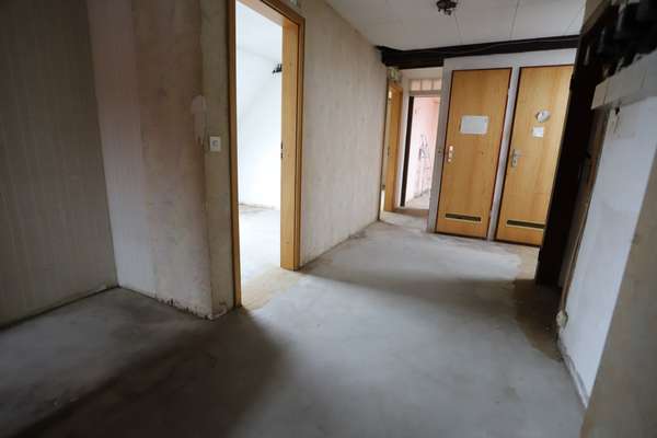 Sanierungsbedürftiges 1-3 Familienhaus mit Scheune & großem Innenhof — Bild 47 von 55