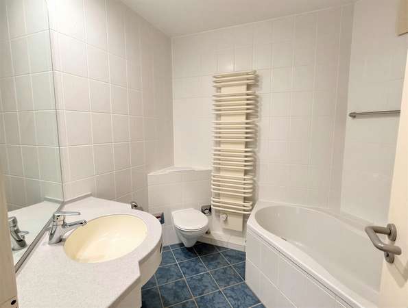 Frühlingsgefühle inklusive – Lichtdurchflutete 2-Zimmer-Wohnung mit Balkon in Frankfurts Osten — Bild 9 von 13