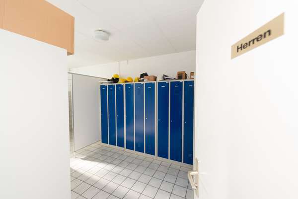 Attraktive Gewerbehalle mit Büroräumen und Stellplätzen — Bild 30 von 33
