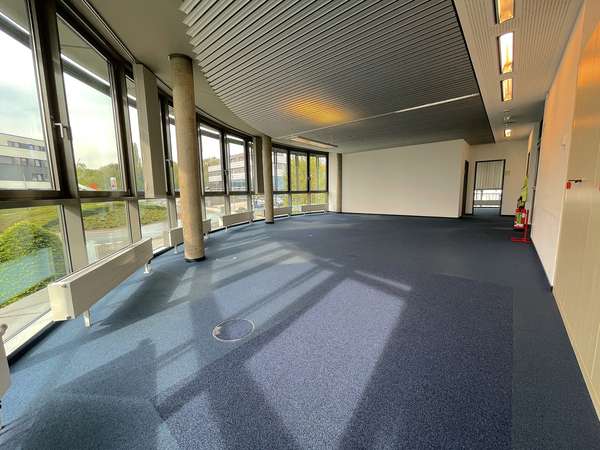 Lichtdurchflutetes Büro mit Blick auf den Telco Kreisel in Idstein! — Bild 9 von 14