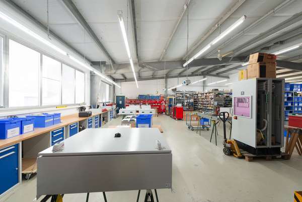 Attraktive Gewerbehalle mit Büroräumen und Stellplätzen — Bild 9 von 33