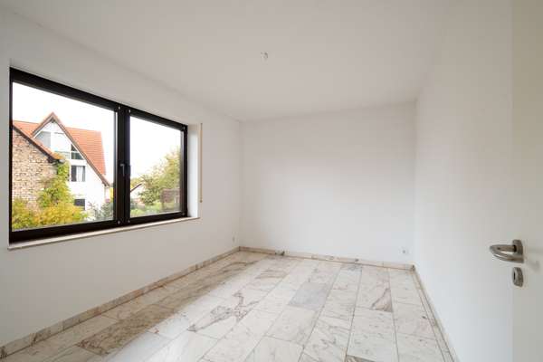Viel Platz, viele Möglichkeiten: 2 Familienhaus mit großem Gartenparadies — Bild 12 von 32
