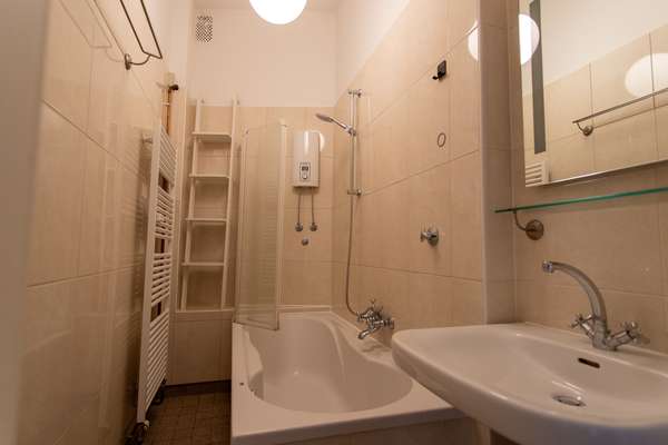 Geräumige 3-Zimmer Altbauwohnung mit Balkon – Ihr neues Zuhause! — Bild 13 von 13