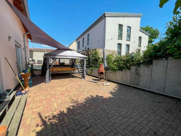 Familien aufgepasst! Großzügiges Einfamilienhaus mit toller Terrasse und Lagerfläche im Keller. — Bild 8 von 25