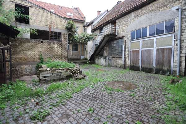 Sanierungsbedürftiges 1-3 Familienhaus mit Scheune & großem Innenhof — Bild 10 von 55