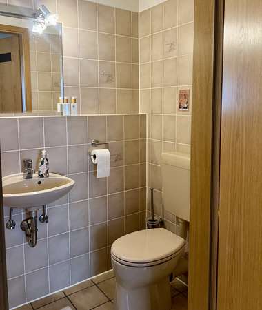 Wohlfühlort: Sonnige 3-Zimmerwohnung mit Tiefgaragenplatz in begehrter Hechtsheimer Feldrandlage — Bild 11 von 14