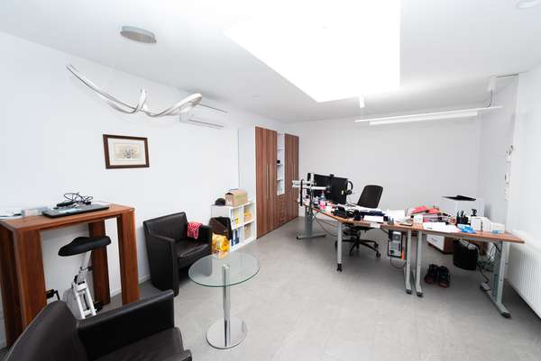 Attraktive Gewerbehalle mit Büroräumen und Stellplätzen — Bild 24 von 33