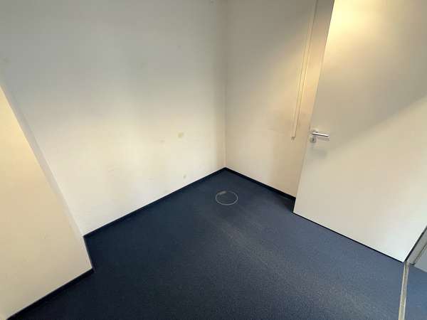 Lichtdurchflutetes Büro mit Blick auf den Telco Kreisel in Idstein! — Bild 14 von 14