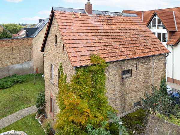 Verwunschenes Klinkerhaus mit großem Garten – sanierungsbedürftiges Liebhaberobjekt — Bild 2 von 8