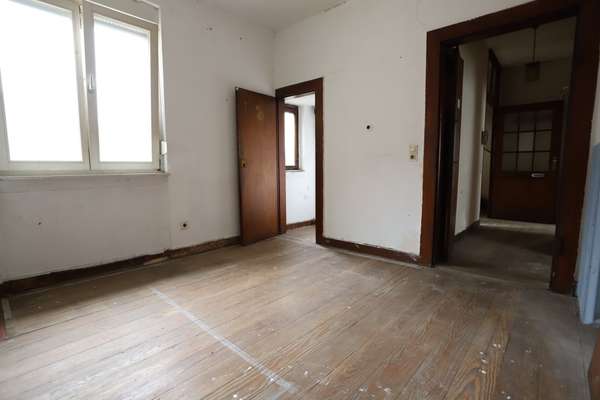 Sanierungsbedürftiges 1-3 Familienhaus mit Scheune & großem Innenhof — Bild 43 von 55