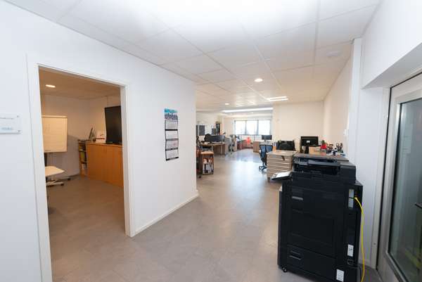 Attraktive Gewerbehalle mit Büroräumen und Stellplätzen — Bild 21 von 33