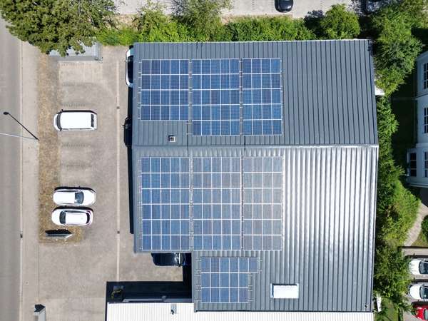 Attraktive Gewerbehalle mit Büroräumen und Stellplätzen — Bild 5 von 33