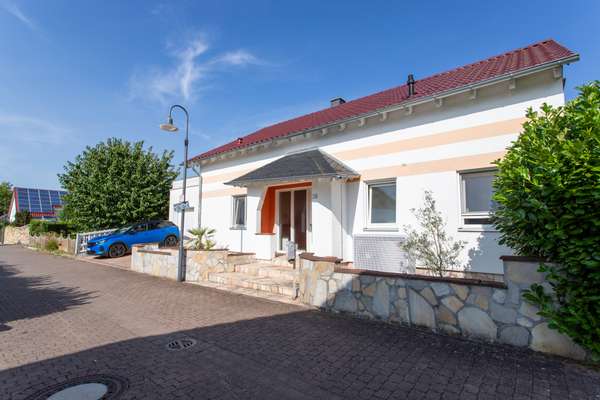 Großzügiges Einfamilienhaus in ländlicher Idylle von Guntersblum! — Bild 3 von 26