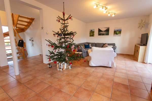 Familienfreundliches Einfamilienhaus auf 2 Ebenen mit großer Terrasse, Garten und Garage — Bild 9 von 18