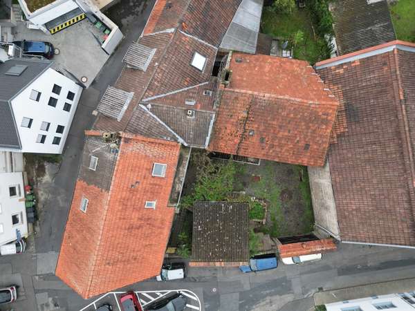 Sanierungsbedürftiges 1-3 Familienhaus mit Scheune & großem Innenhof — Bild 9 von 55