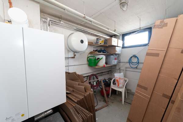 Attraktive Gewerbehalle mit Büroräumen und Stellplätzen — Bild 32 von 33