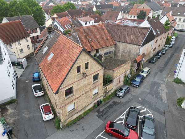 Sanierungsbedürftiges 1-3 Familienhaus mit Scheune & großem Innenhof — Bild 3 von 55
