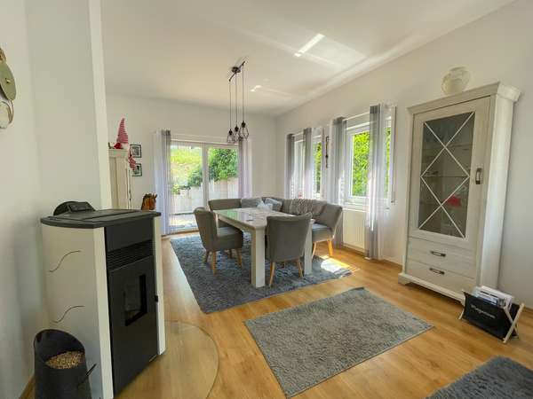 Familien aufgepasst! Großzügiges Einfamilienhaus mit toller Terrasse und Lagerfläche im Keller. — Bild 5 von 25