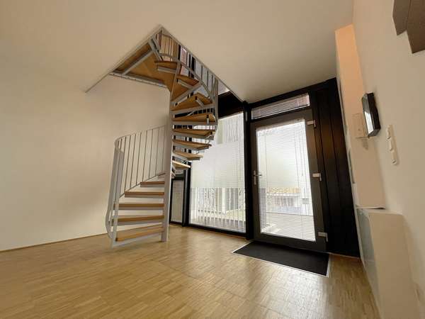 Loftfeeling auf zwei Ebenen – außergewöhnliche Maisonette mit großem Balkon — Bild 6 von 9
