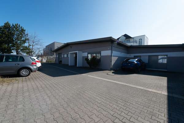 Attraktive Gewerbehalle mit Büroräumen und Stellplätzen — Bild 6 von 33