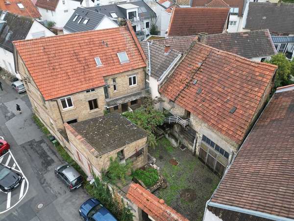 Sanierungsbedürftiges 1-3 Familienhaus mit Scheune & großem Innenhof — Bild 6 von 55
