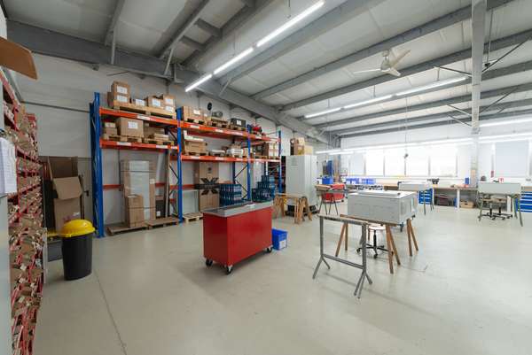 Attraktive Gewerbehalle mit Büroräumen und Stellplätzen — Bild 15 von 33