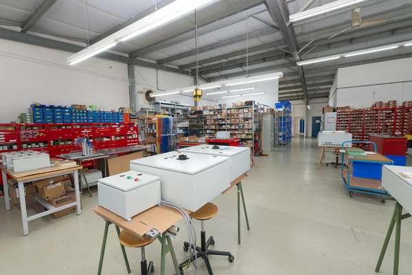 Attraktive Gewerbehalle mit Büroräumen und Stellplätzen — Bild 18 von 33