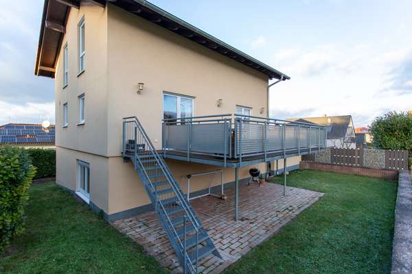 Familienfreundliches Einfamilienhaus auf 2 Ebenen mit großer Terrasse, Garten und Garage — Bild 5 von 18