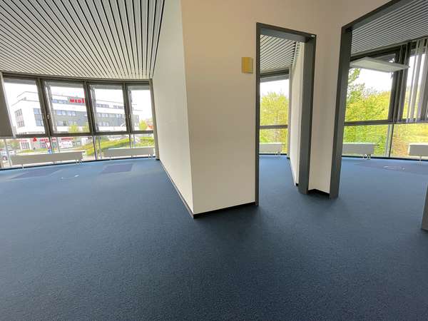 Lichtdurchflutetes Büro mit Blick auf den Telco Kreisel in Idstein! — Bild 8 von 14