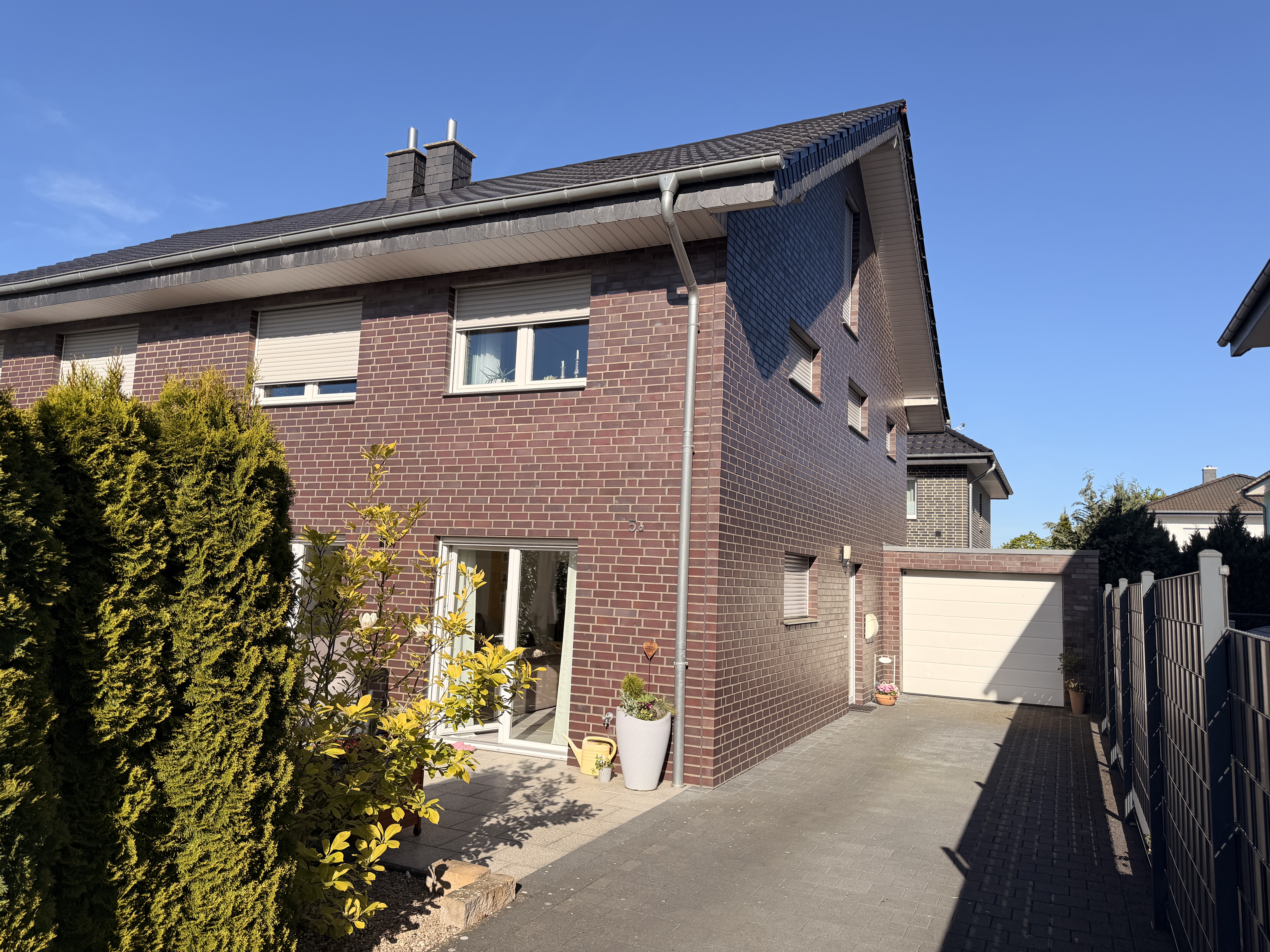 Moderne Doppelhaushälfte mit Garten, Garage und ausgebautem Dachgeschoss in guter Lage von Herford