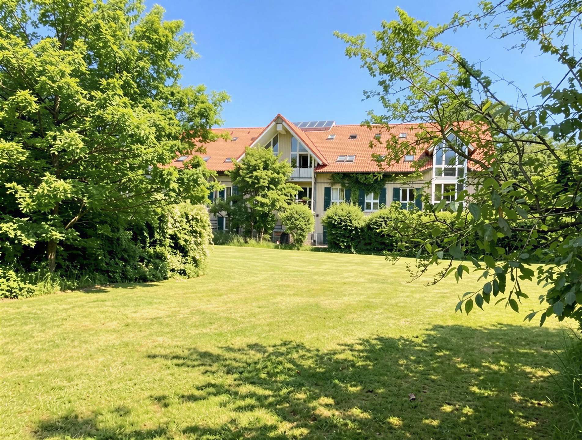 Ihre Kaufgelegenheit! 2,5 Zimmer Wohnung mit TG auf parkähnlich angelegtem Grundstück