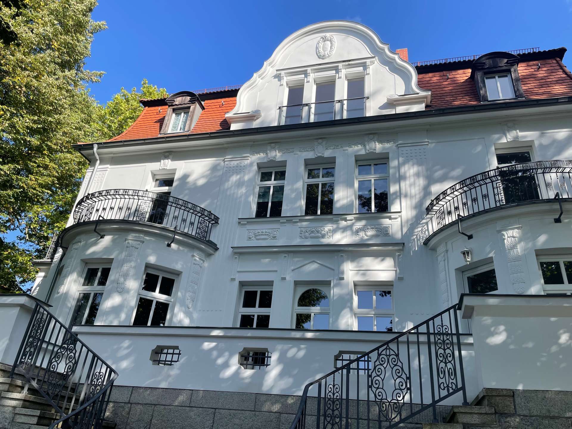 Wohnen und Arbeiten im Einklang | Herrschaftlicher 4-Zimmer Altbau mit großem Homeoffice in Bestlage – Bild 3