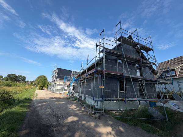 Zwei exklusive Neubau-Einfamilienhäuser in attraktiver Lage von Halstenbek