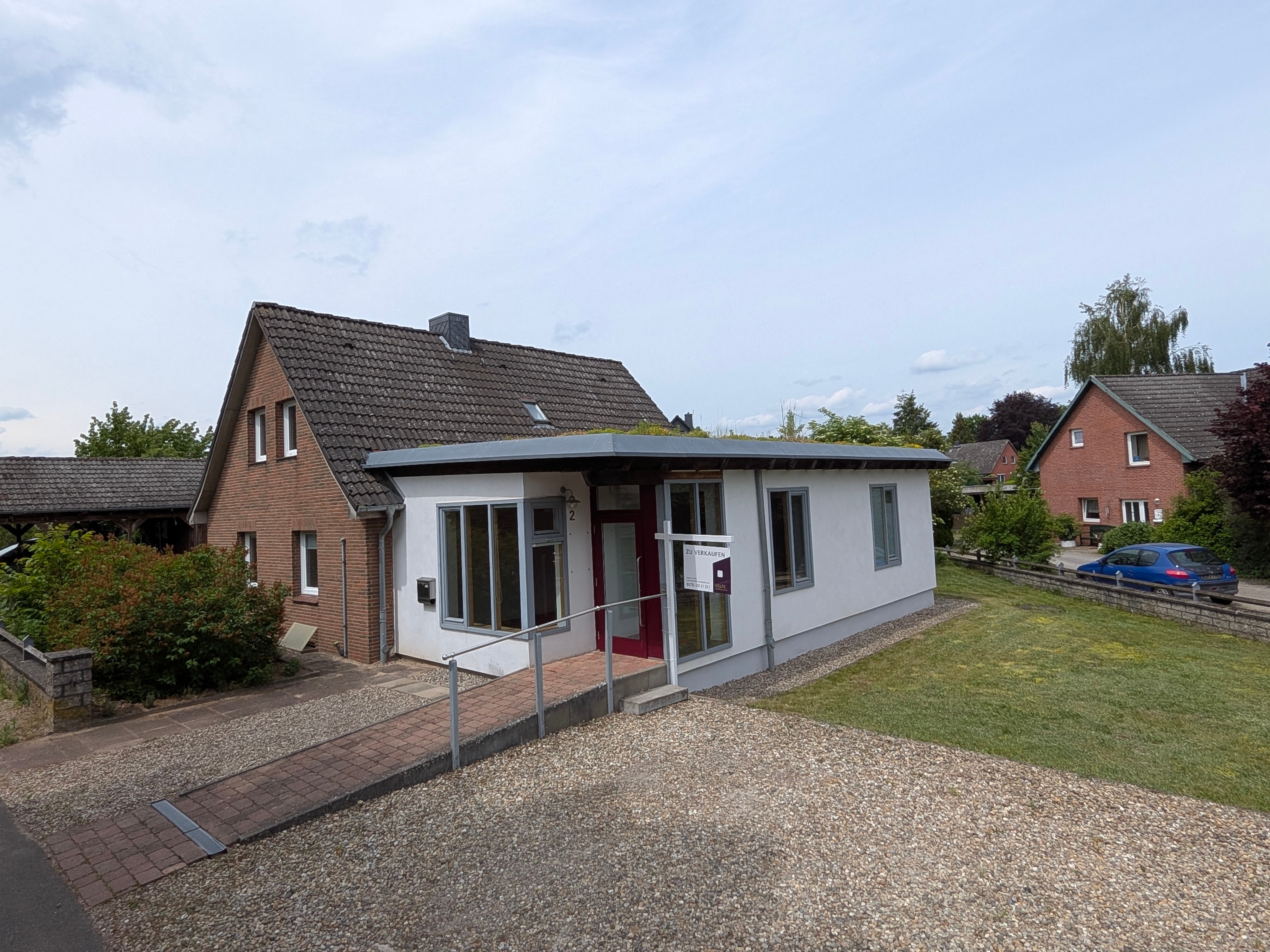 Gepflegtes Einfamilienhaus mit Architektenanbau aus 2012/13 - Thumbnail 2