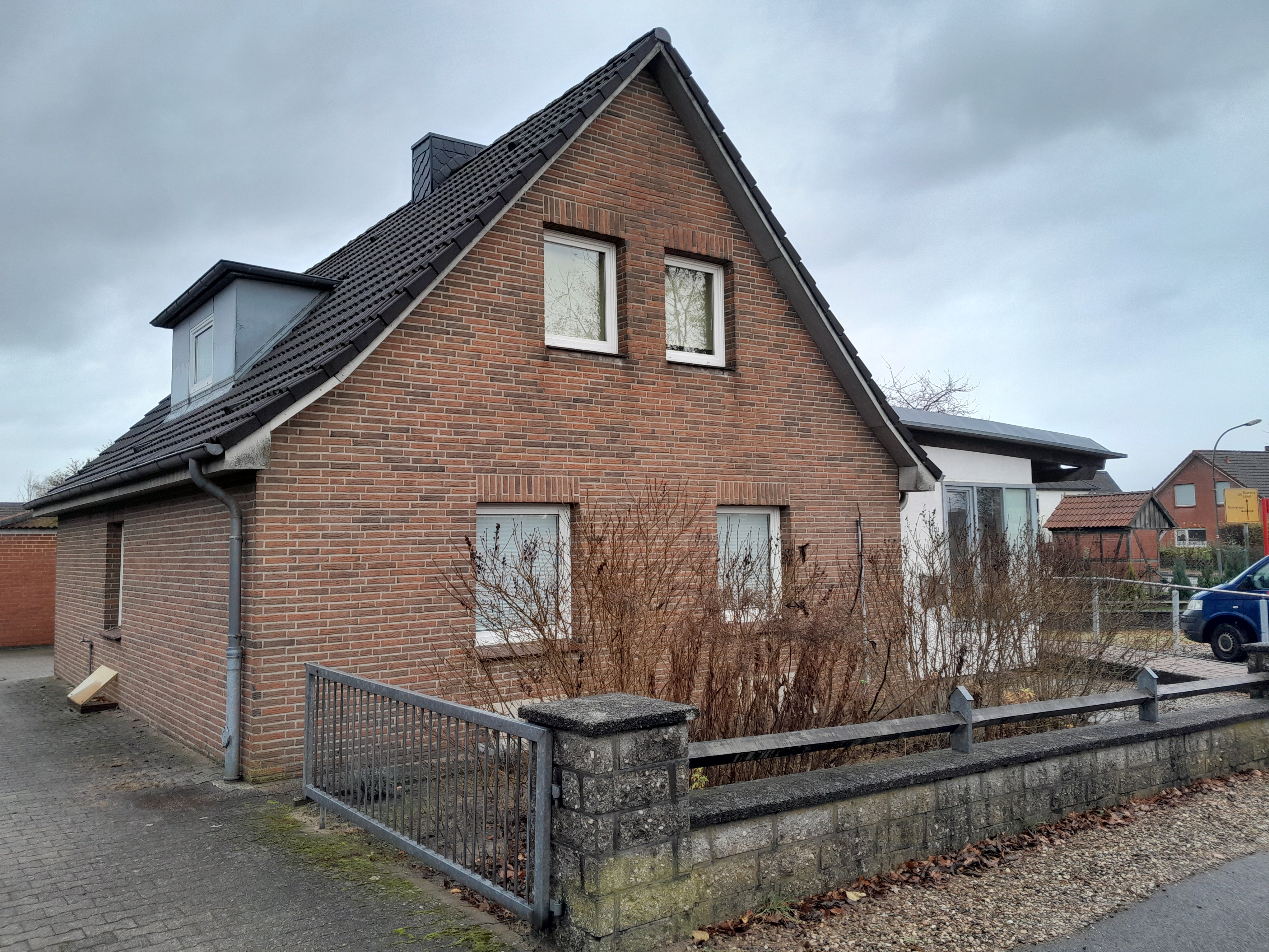 Gepflegtes Einfamilienhaus mit Architektenanbau aus 2012/13 - Thumbnail 3