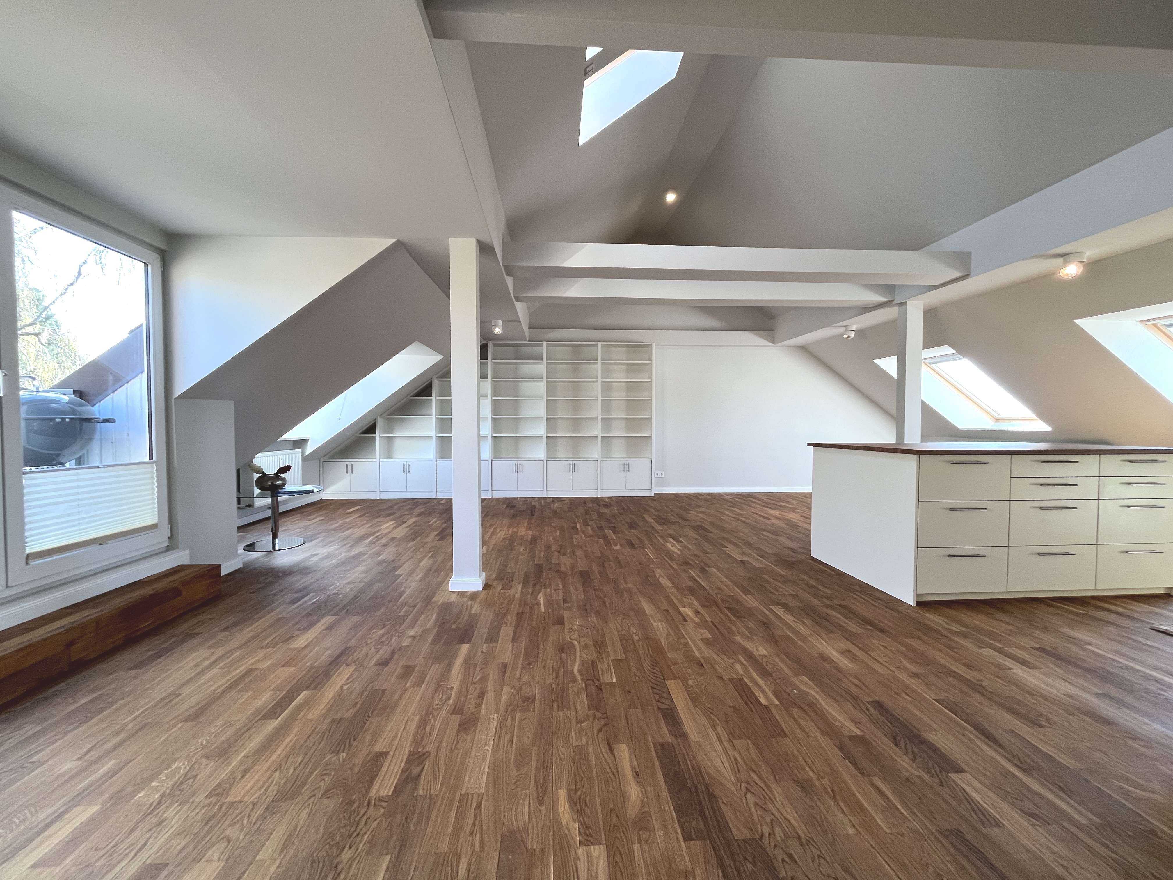LOFTARTIGE DACHGESCHOSS- WOHNUNG IN ALSTERNÄHE