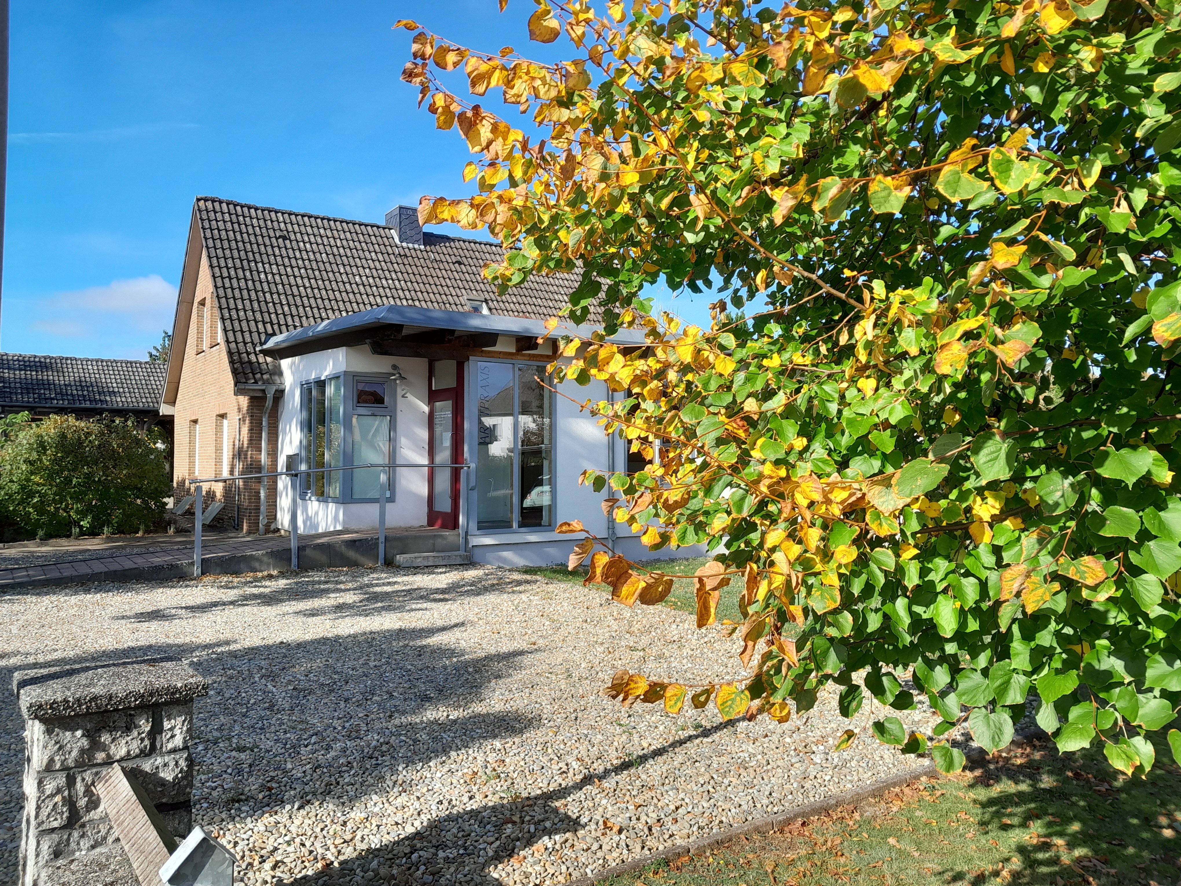 Gepflegtes Einfamilienhaus mit Architektenanbau aus 2012/13 - Thumbnail 1
